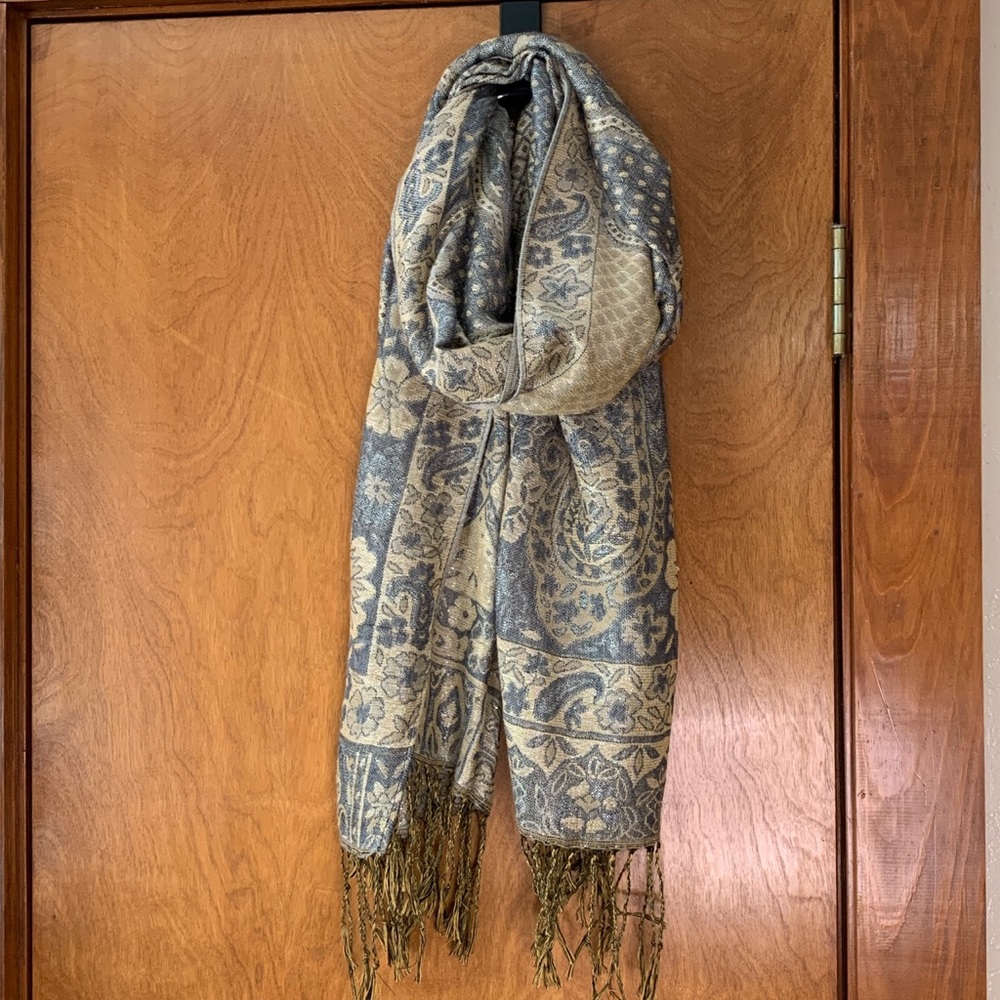 ✨4 for $15✨Tan and blue scarf